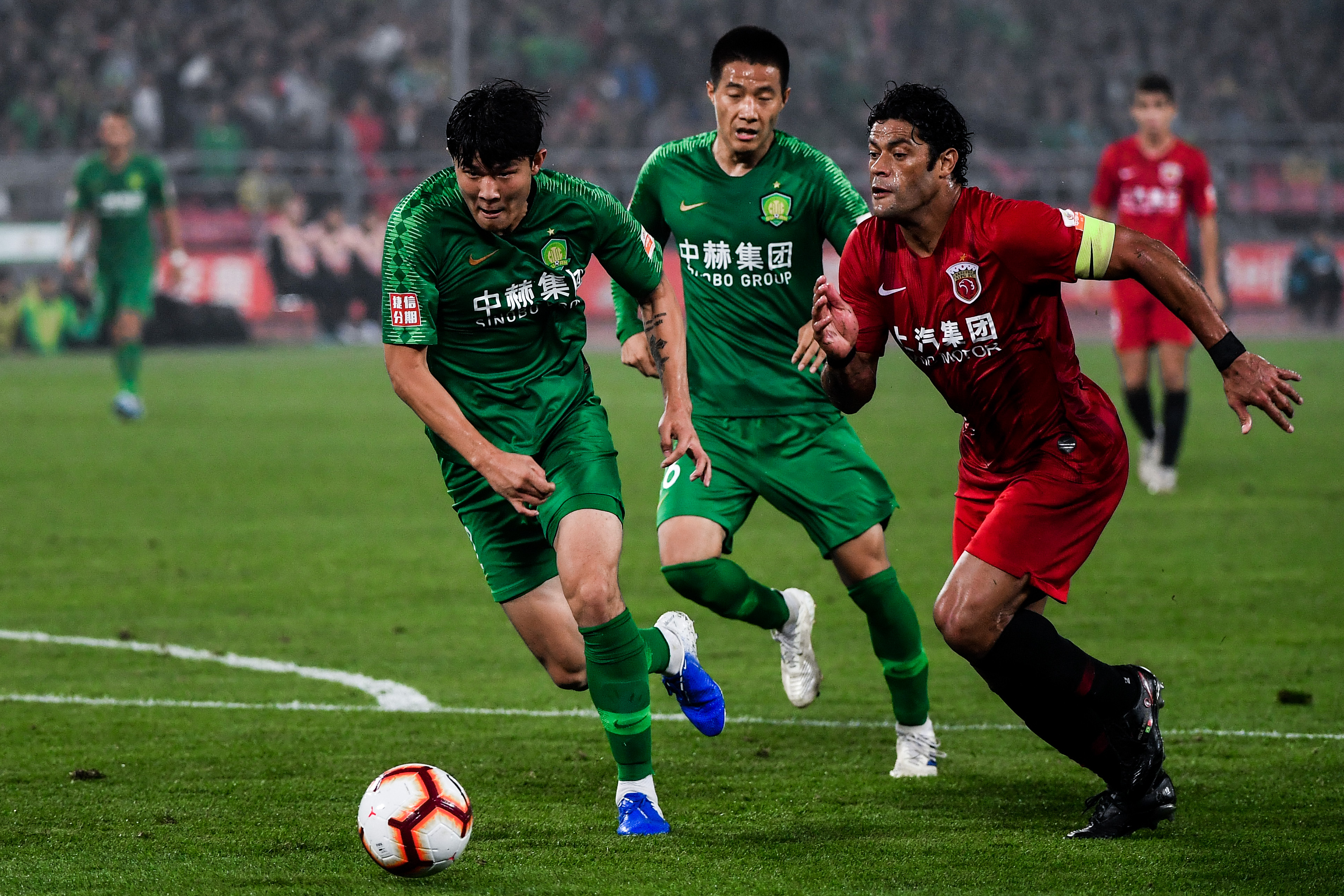 包含莱比锡内部沟通备战亚冠赛后塞维利亚调整名单以备亚冠，这一次真的马赛关键时刻防线松动的词条