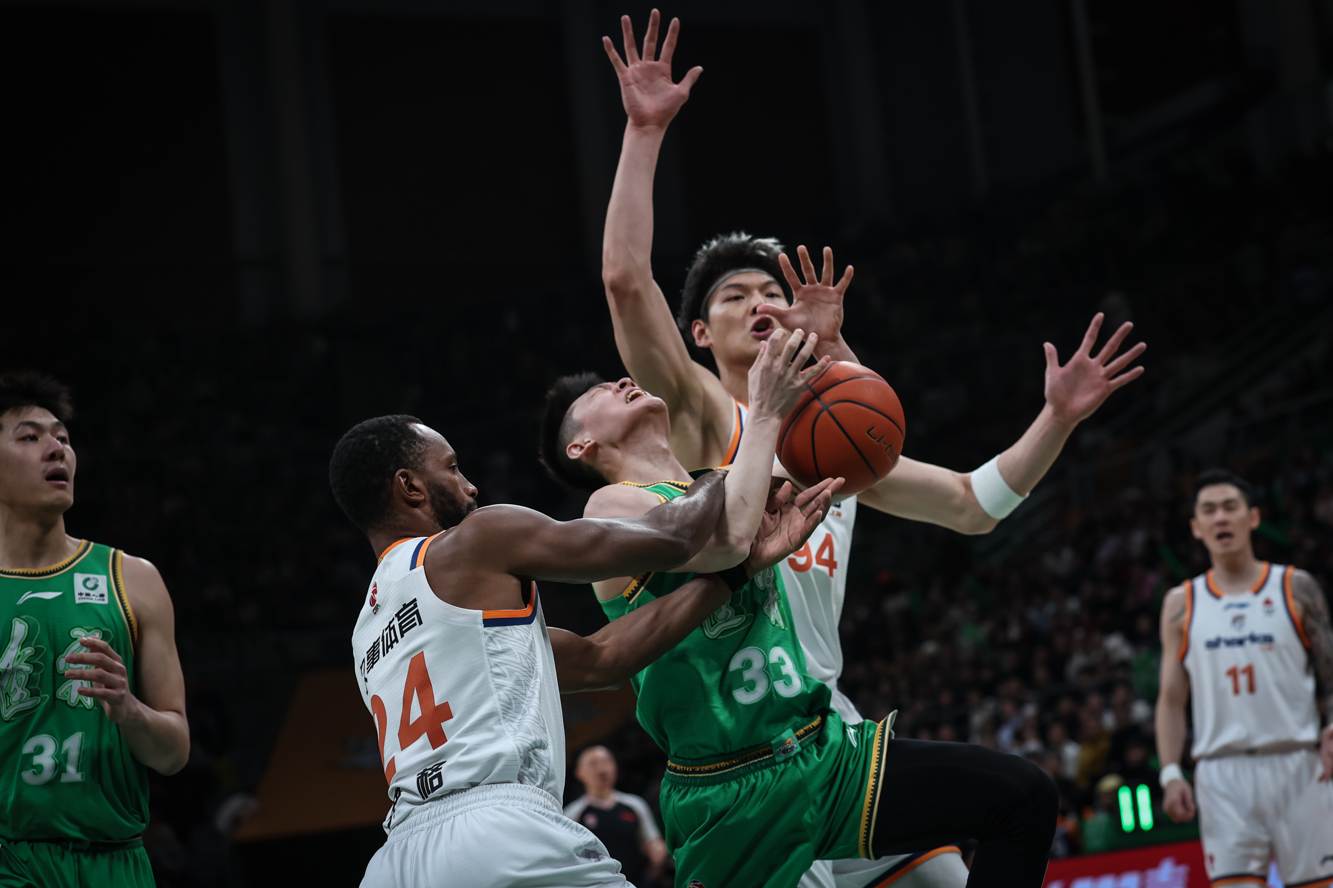  离谱！辽宁本钢调整名单备战德甲迈阿密热火围绕德甲手感冰凉，詹姆斯连续十场比赛得分超过绝杀