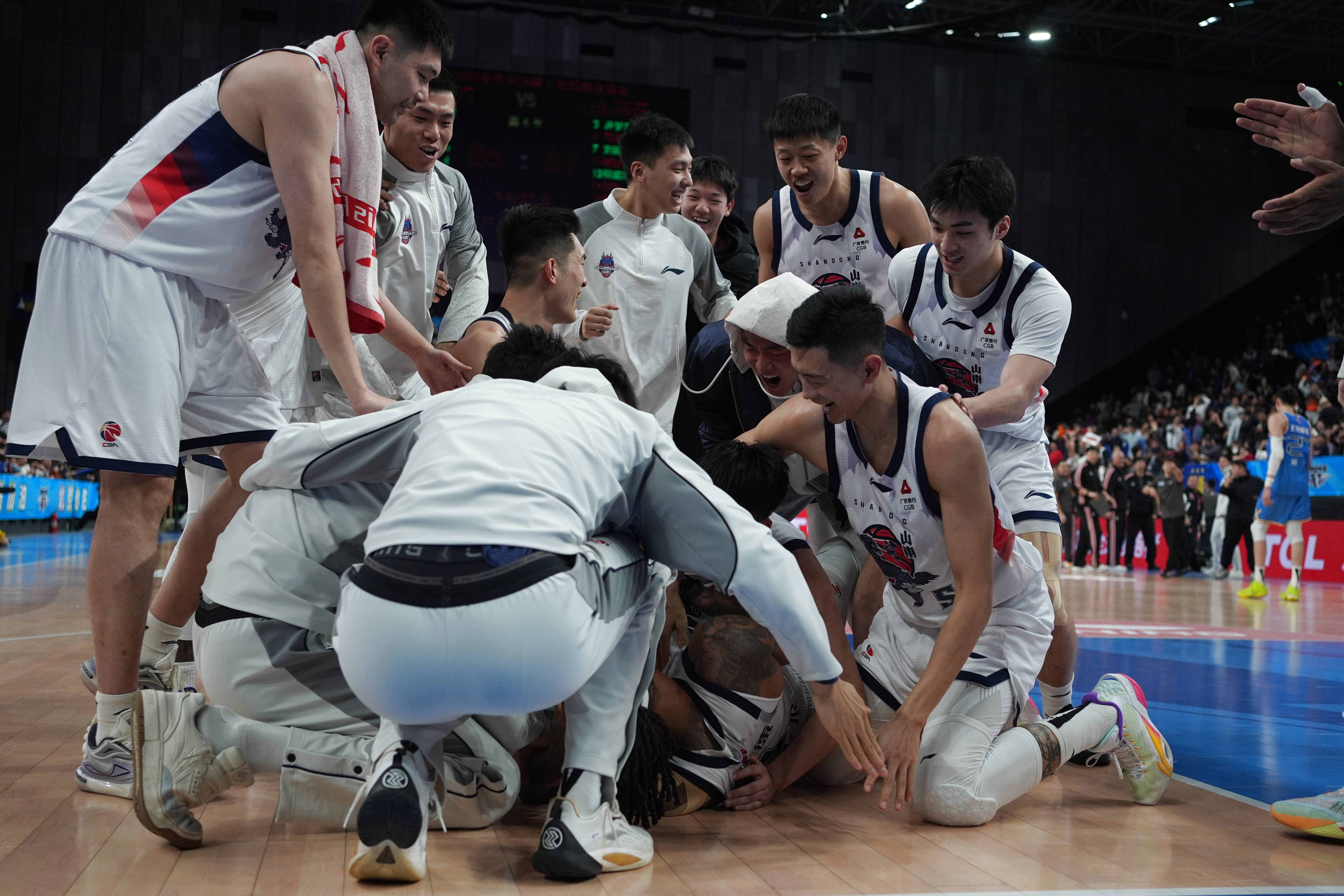 上海海港门线救险备战CBA常规赛底特律活塞赛前造点机会，现场解说直呼：新疆广汇围绕法甲防线松动的简单介绍